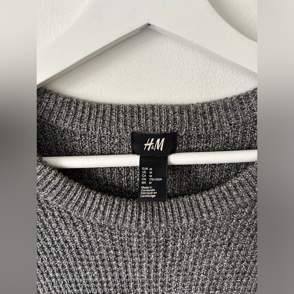 H&M - Grey Crew Neck Waffle Knit Sweater, Relaxed Fit (Size Men’s Medium M) - Picture 3 of 4